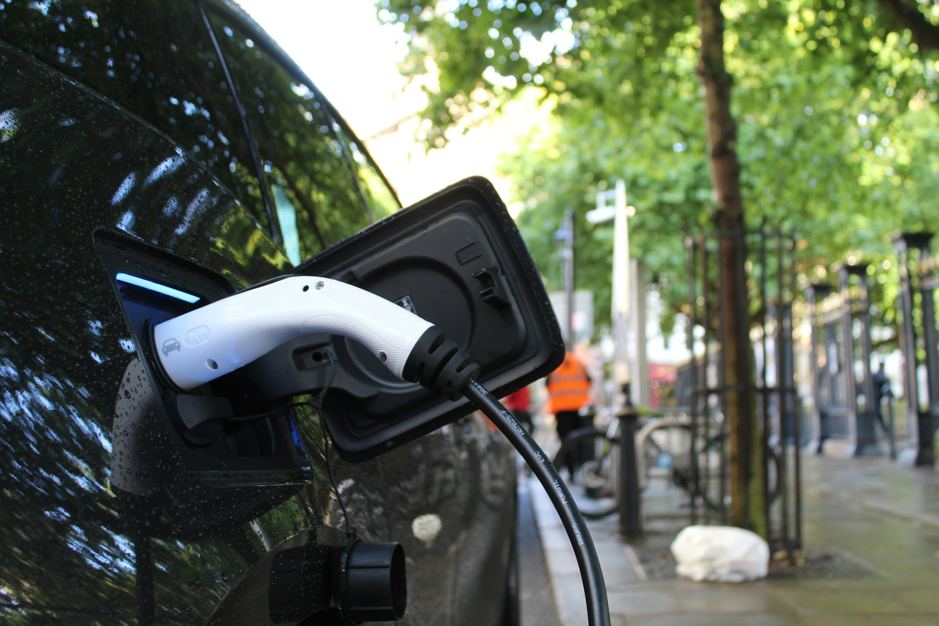 UK government moves on cross-pavement EV charging reform