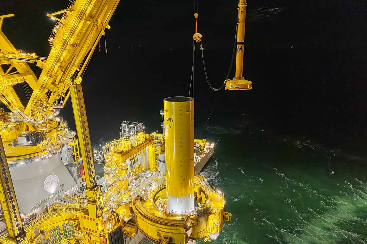 OranjeWind installs first offshore foundation OranjeWind installs first offshore foundation