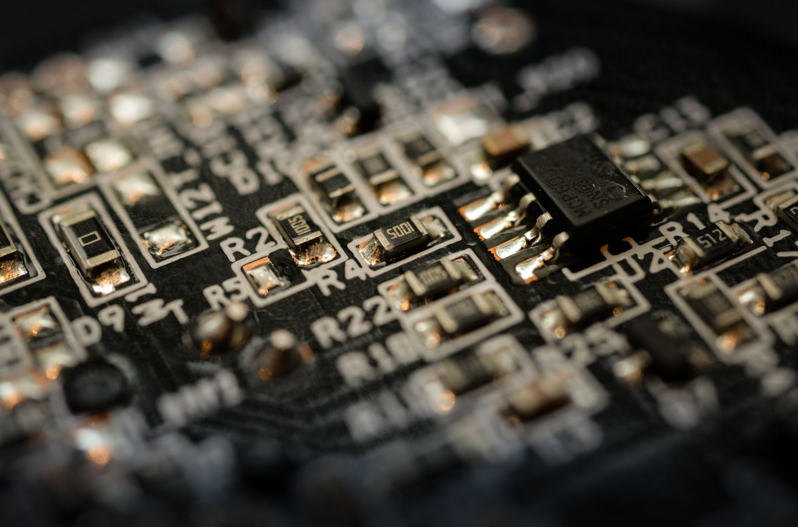 Infineon and Enphase develop 900 V GaN switches for AI data centre transformers